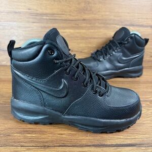 NIKE Manoa Mid Boots Lace Up Shoes Size 4Y Triple Black